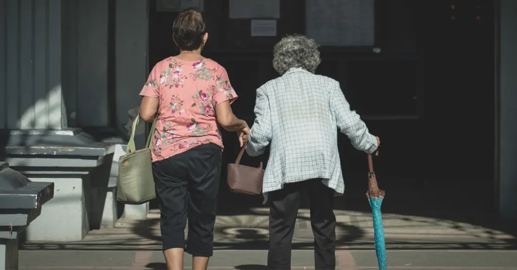Professionnel d’assistance aux personnes âgées, intervenant à domicile
