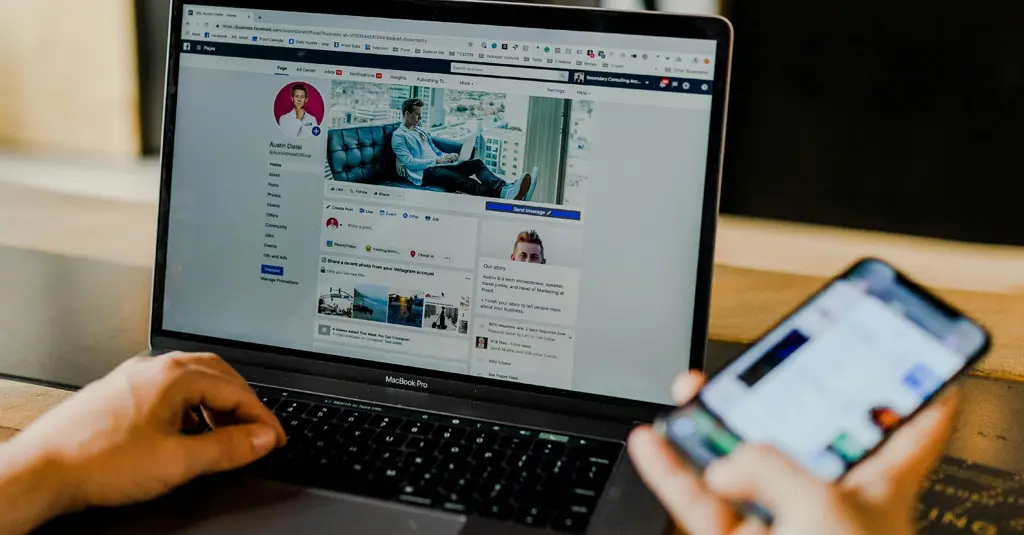 Community manager en micro-entreprise, travaillant sur les réseaux sociaux