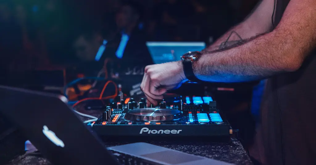 DJ en micro-entreprise, animant un événement