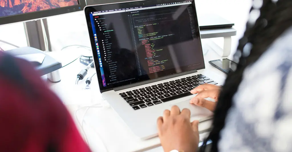 Développeur web en micro-entreprise, travaillant sur un projet informatique