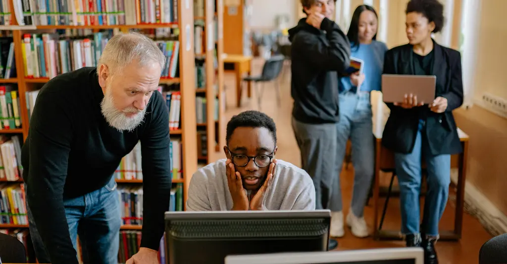 Formateur indépendant en micro-entreprise, animant une session de formation
