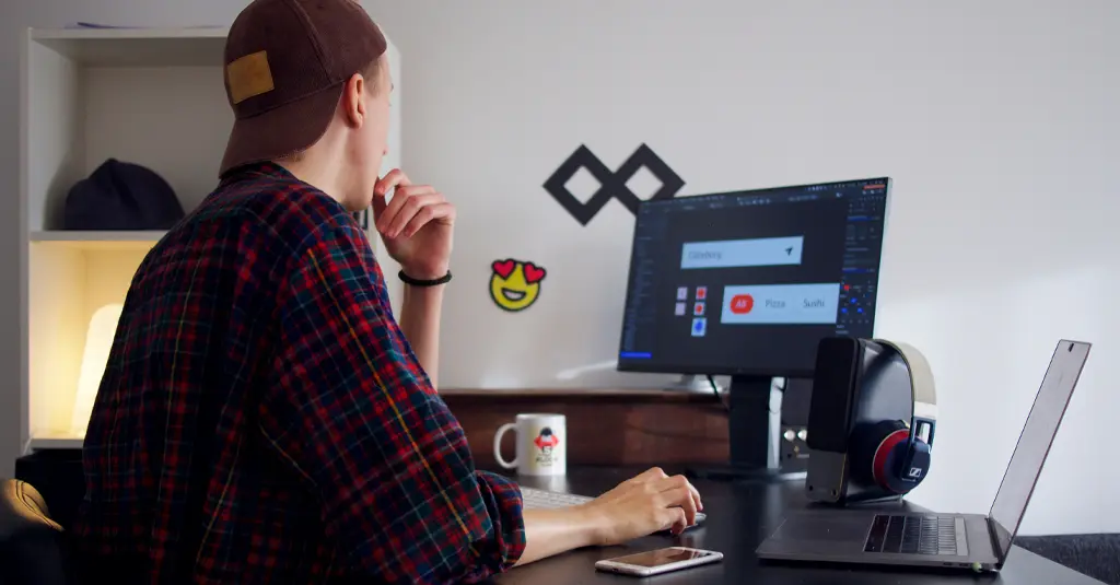 Infographiste en micro-entreprise, travaillant sur une création graphique