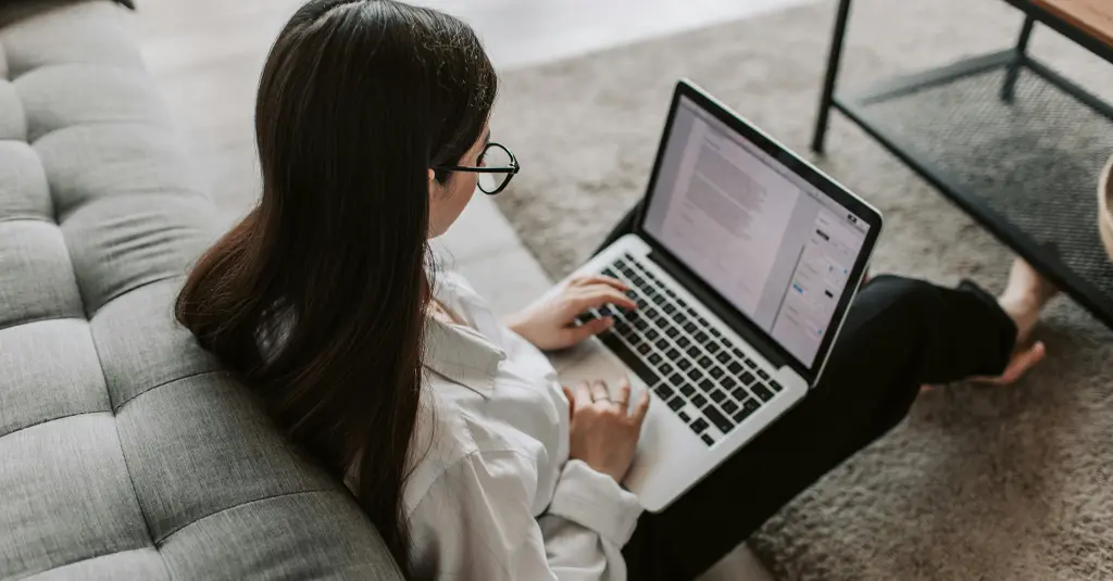 Rédacteur web en micro-entreprise, travaillant sur ordinateur