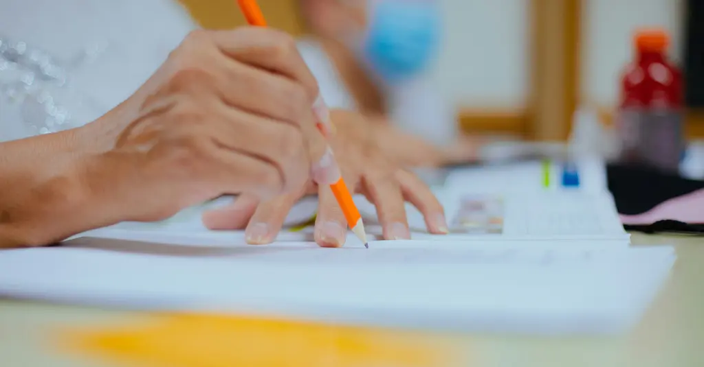 Professeur de soutien scolaire en micro-entreprise, donnant un cours à domicile