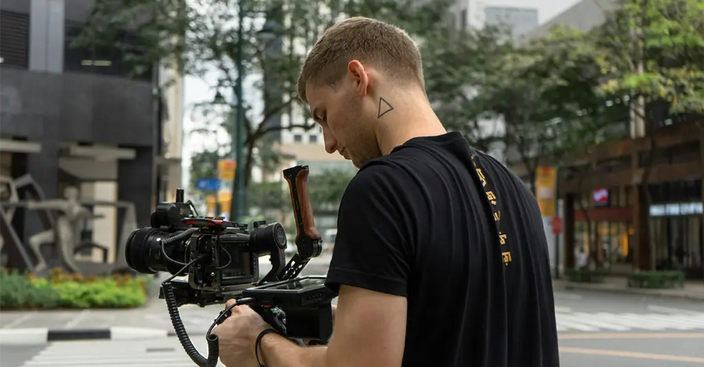 Vidéaste en micro-entreprise, réalisant un tournage vidéo