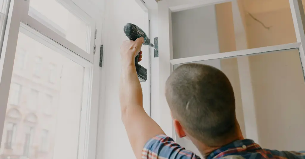 Bricoleur en micro-entreprise, réalisant des travaux à domicile