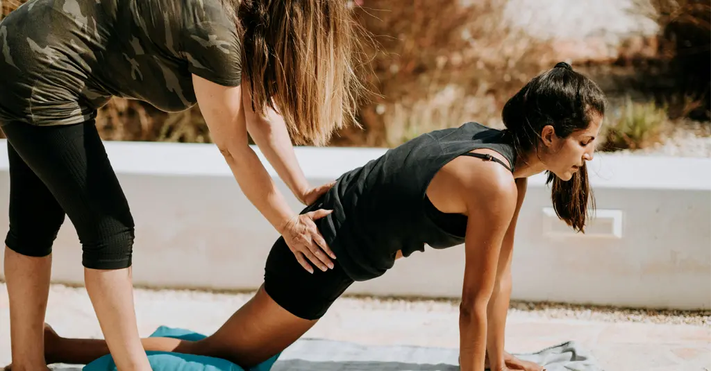 Coach sportif en micro-entreprise, animant une séance de sport
