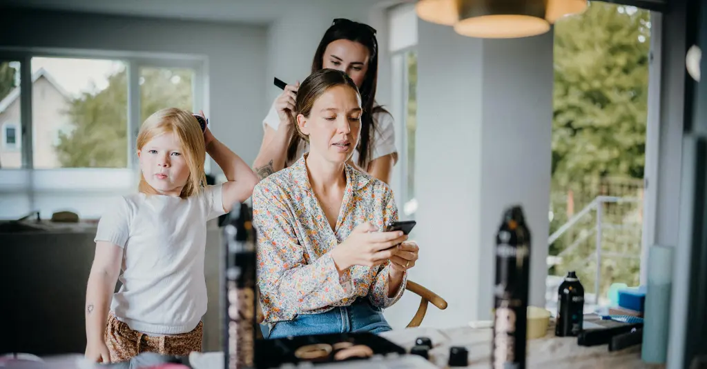 Coiffeur à domicile en micro-entreprise, ciseaux à la main