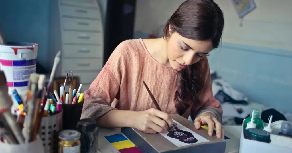 Designer en micro-entreprise, travaillant sur une création graphique