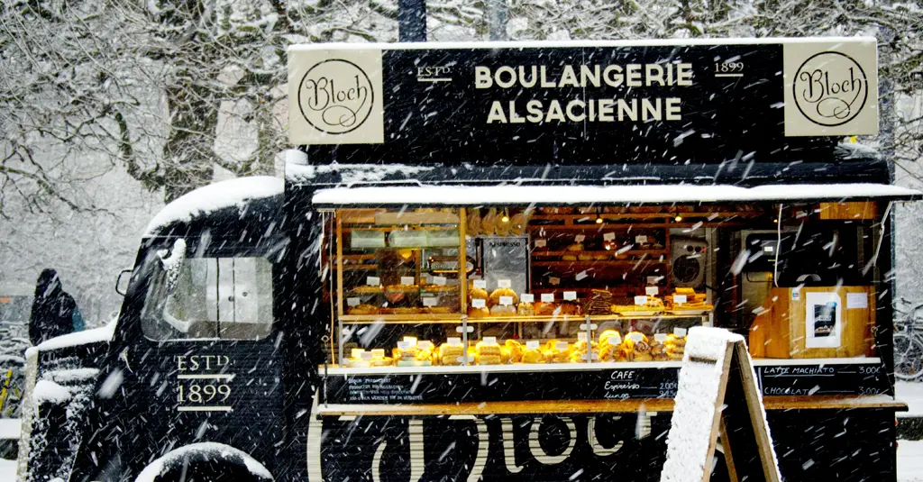 Foodtruck en micro-entreprise, gérant au service des clients