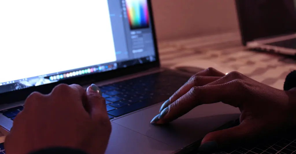 Graphiste en micro-entreprise, travaillant sur une création graphique