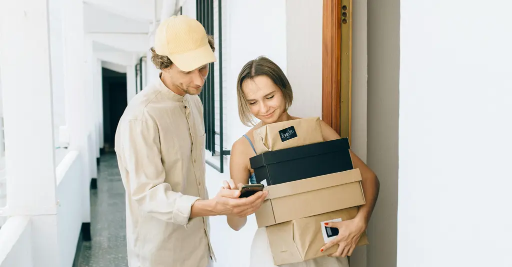 Livreur à domicile en micro-entreprise, effectuant une livraison