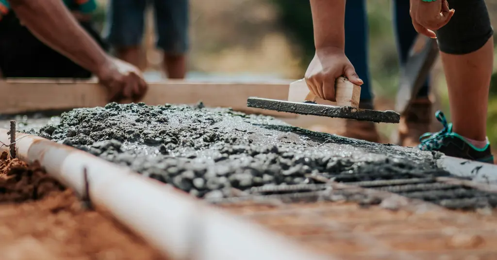 Maçon en micro-entreprise sur un chantier, outil à la main