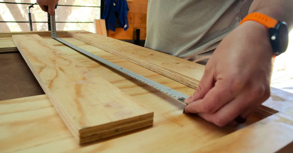 Menuisier en micro-entreprise sur un chantier, outil à la main