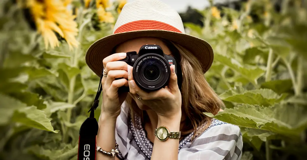 Photographe en micro-entreprise, réalisant une séance photo