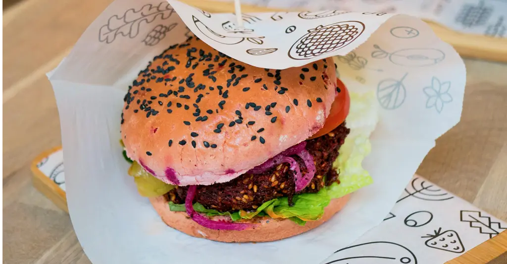 Restaurateur rapide en micro-entreprise, préparant une commande