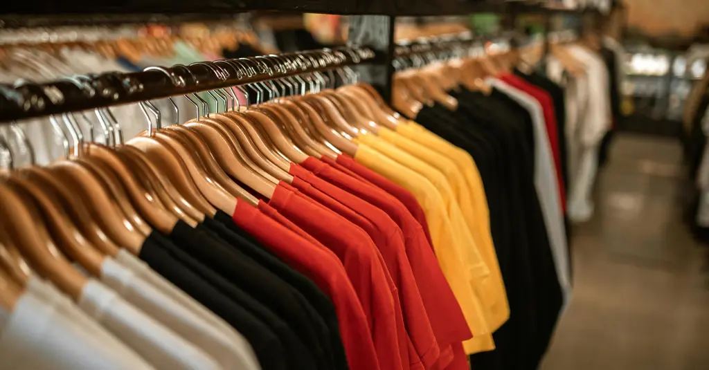 Vendeur de marchandises en micro-entreprise, devant ses produits