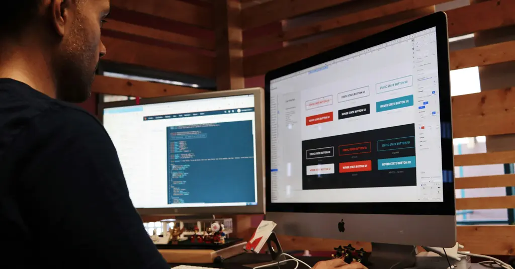 Webdesigner en micro-entreprise, travaillant sur une maquette de site web