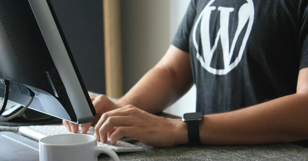 Webmaster en micro-entreprise, travaillant sur un site web